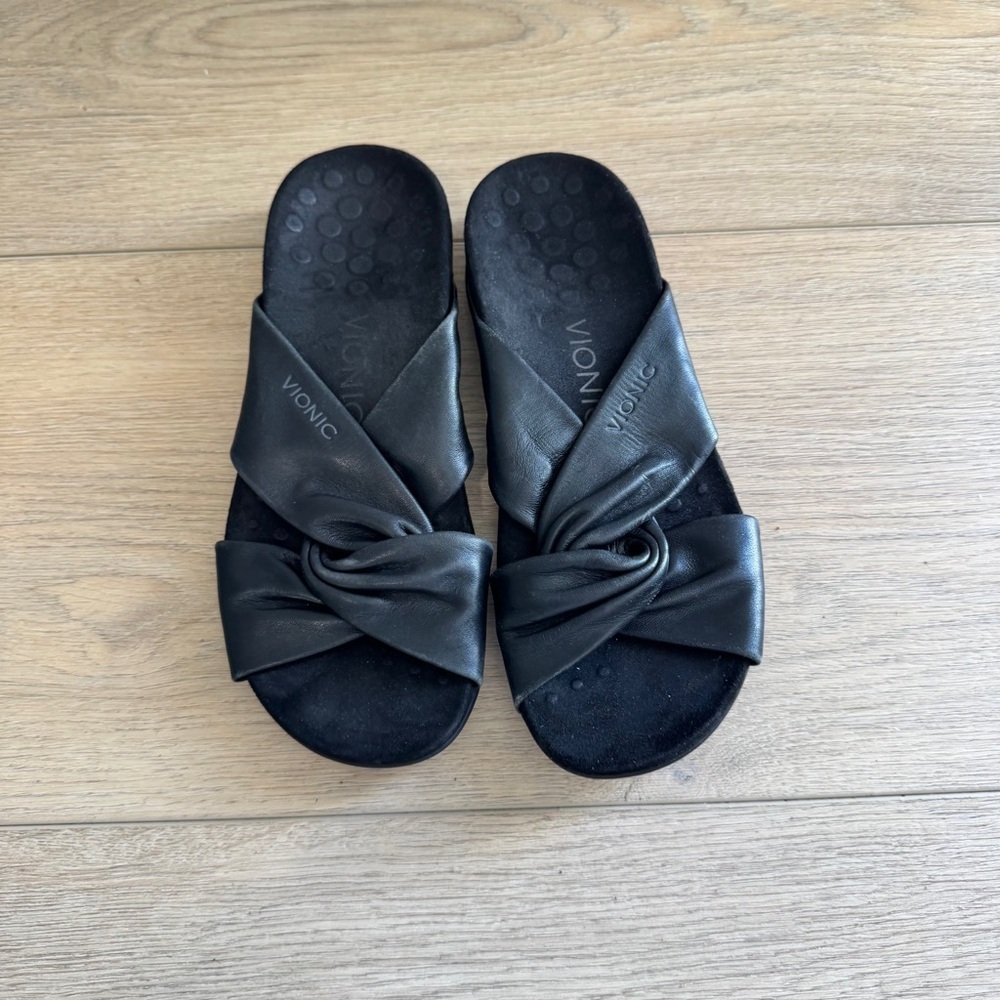 Vionic Black Leather Twist Sandal